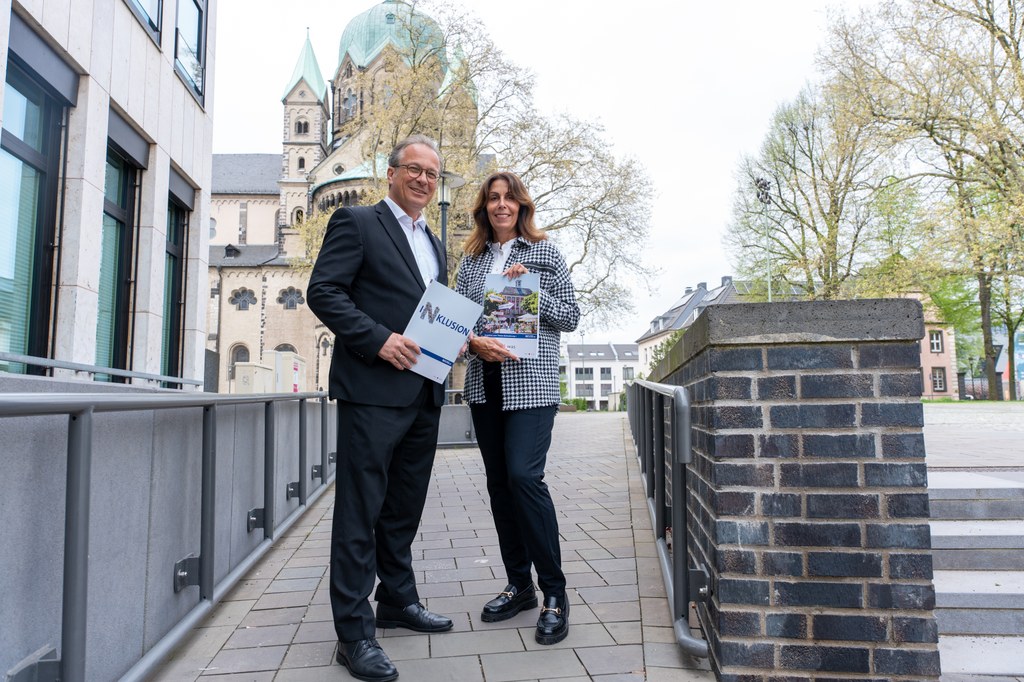 Bürgermeister Reiner Breuer und die Inklusionsbeauftragte Mirjam Lenzen stellen die Broschüre vor.