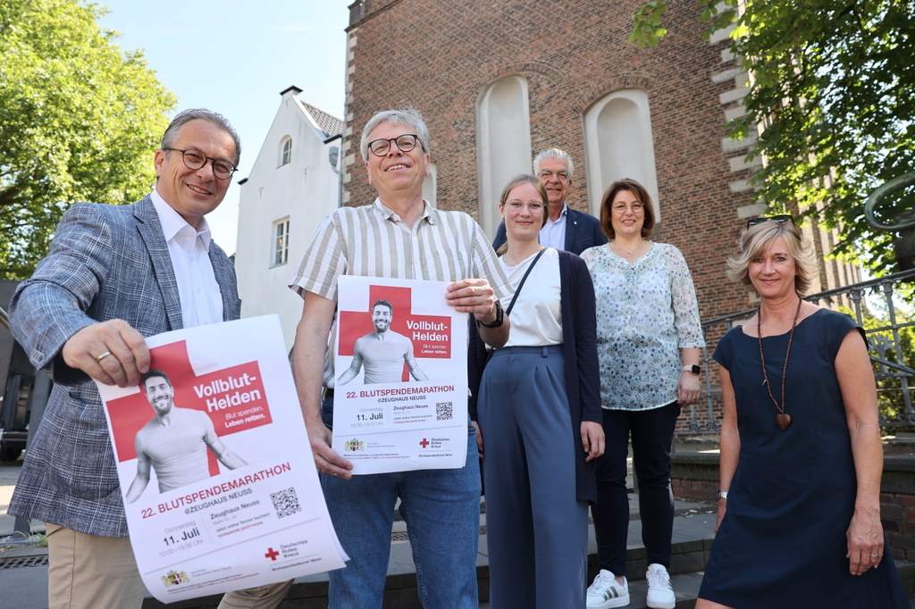 v.l.n.r.: Reiner Breuer (Bürgermeister der Stadt Neuss und Schirmherr), Marc Dietrich (Geschäftsführer DRK Kreisverband Neuss e.V.), Saskia Matheisen (Öffentlichkeitsarbeit DRK Kreisverband Neuss e.V.), Stephan David Küpper (Leiter Unternehmenskommunikation DRK-Blutspendedienst West), Marion Petermann (Bürgermeisteramt Stadt Neuss), Birgit Baust (Gebietsreferentin DRK-Blutspendedienst West)