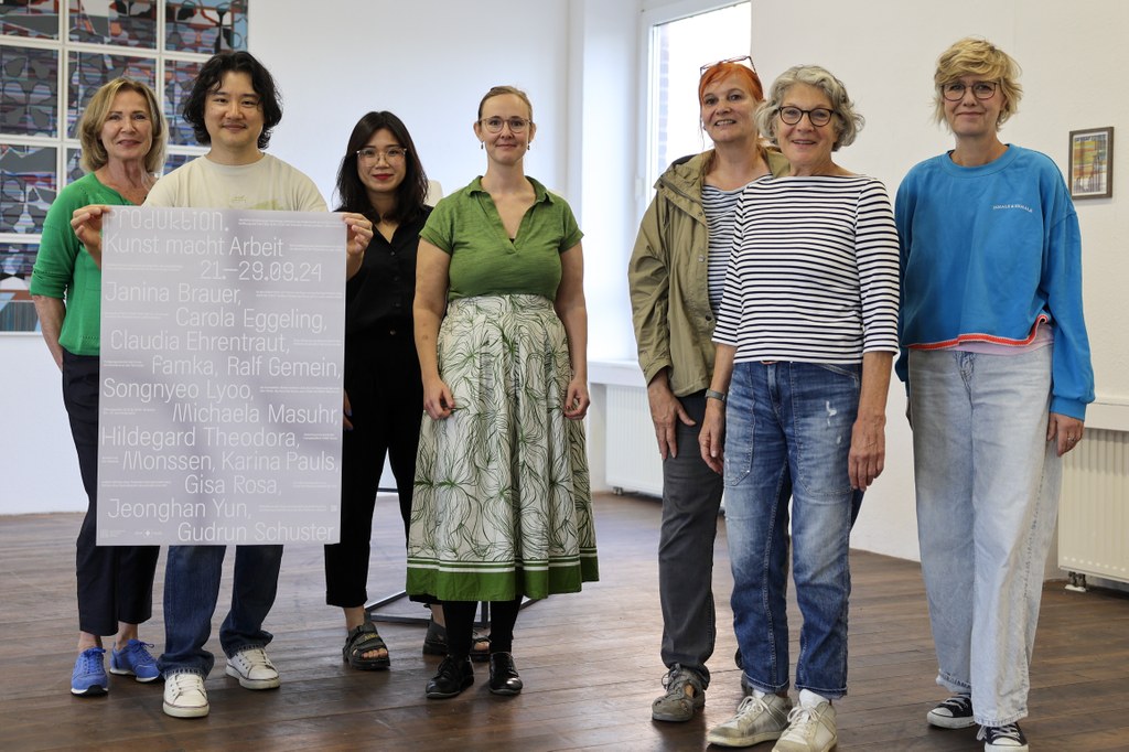 Kuratorin Eva Rottstedt mit einigen der ausstellenden Künstler*innen | Foto: Stadt Neuss