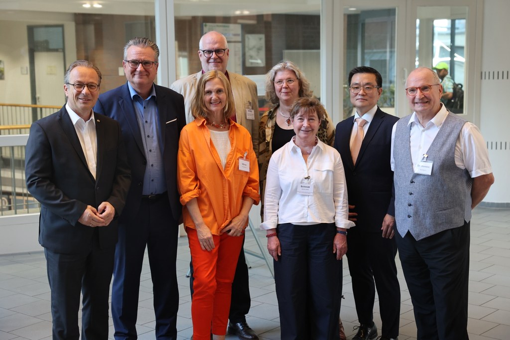 (v.l.n.r.) Reiner Breuer, Bernd Bütow, Roman Schlag, Birgit Wilms, Andrea Schumacher, Gabriele Schmidt, Michael Goy-Yun, Dr. Rainer Bovelet.