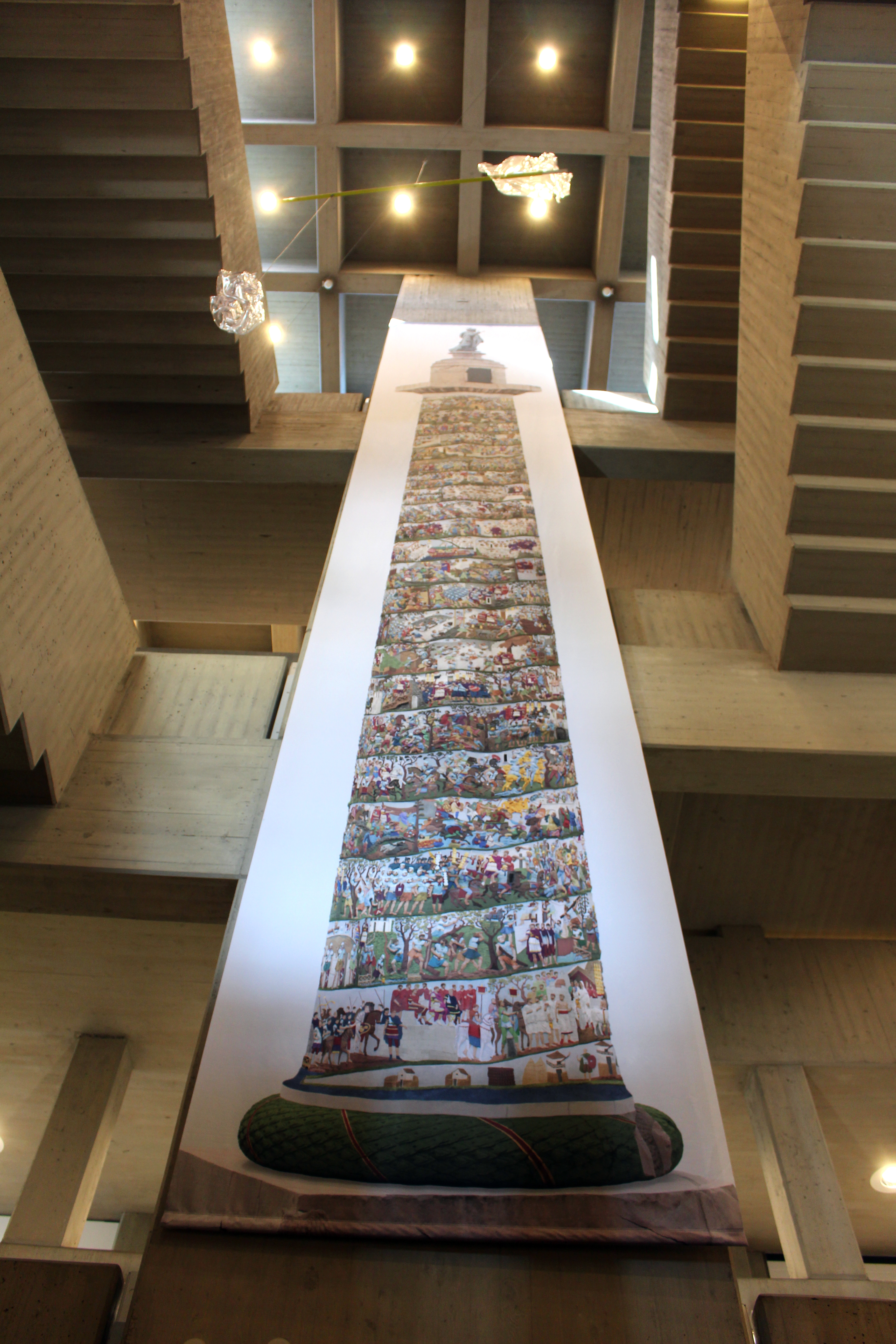 Blick in die Ausstellung: Trajanssäule im Clemens Sels Museum Neuss, Rekonstruktion der Farbfassung: Ritchie Pogorzelski - Foto: Clemens Sels Museum Neuss.