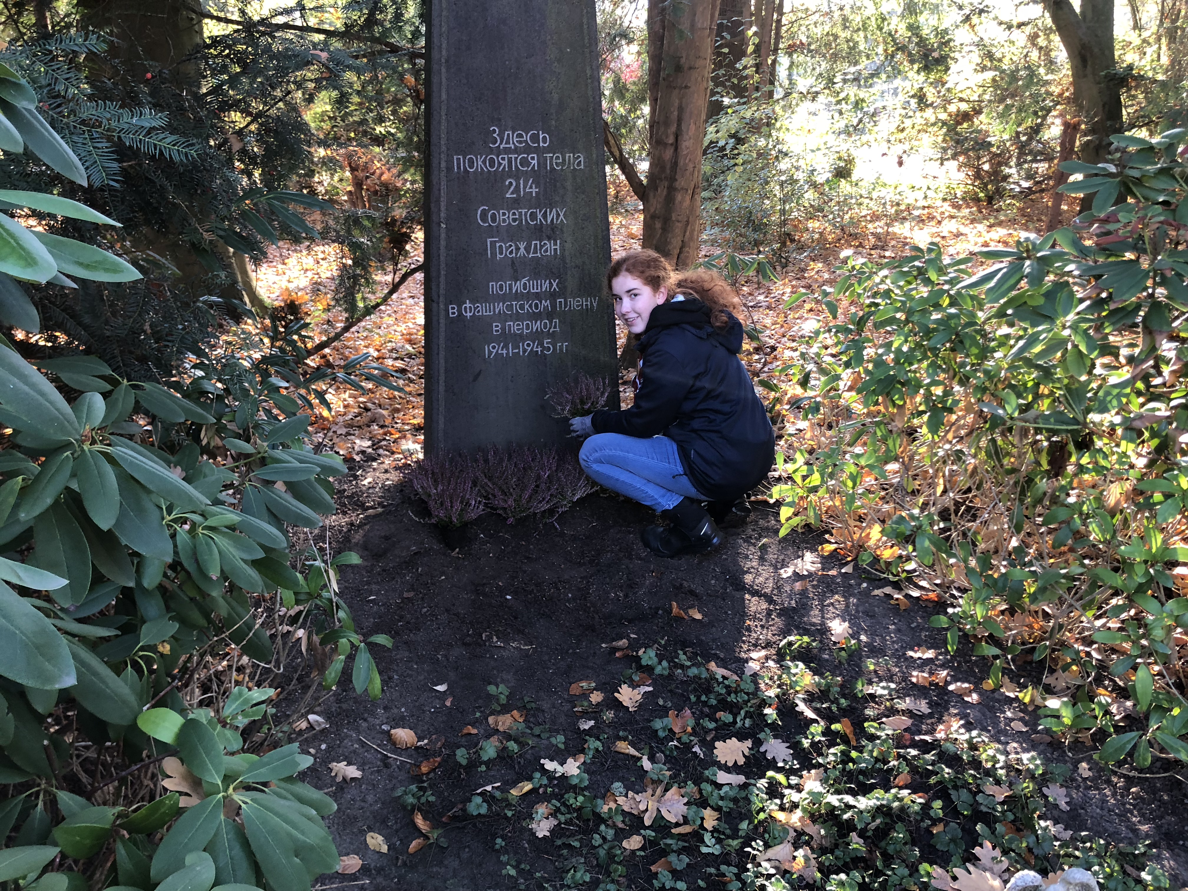 Judith Rosenbaum beim Bepflanzen der Alliiertengräber.jpg