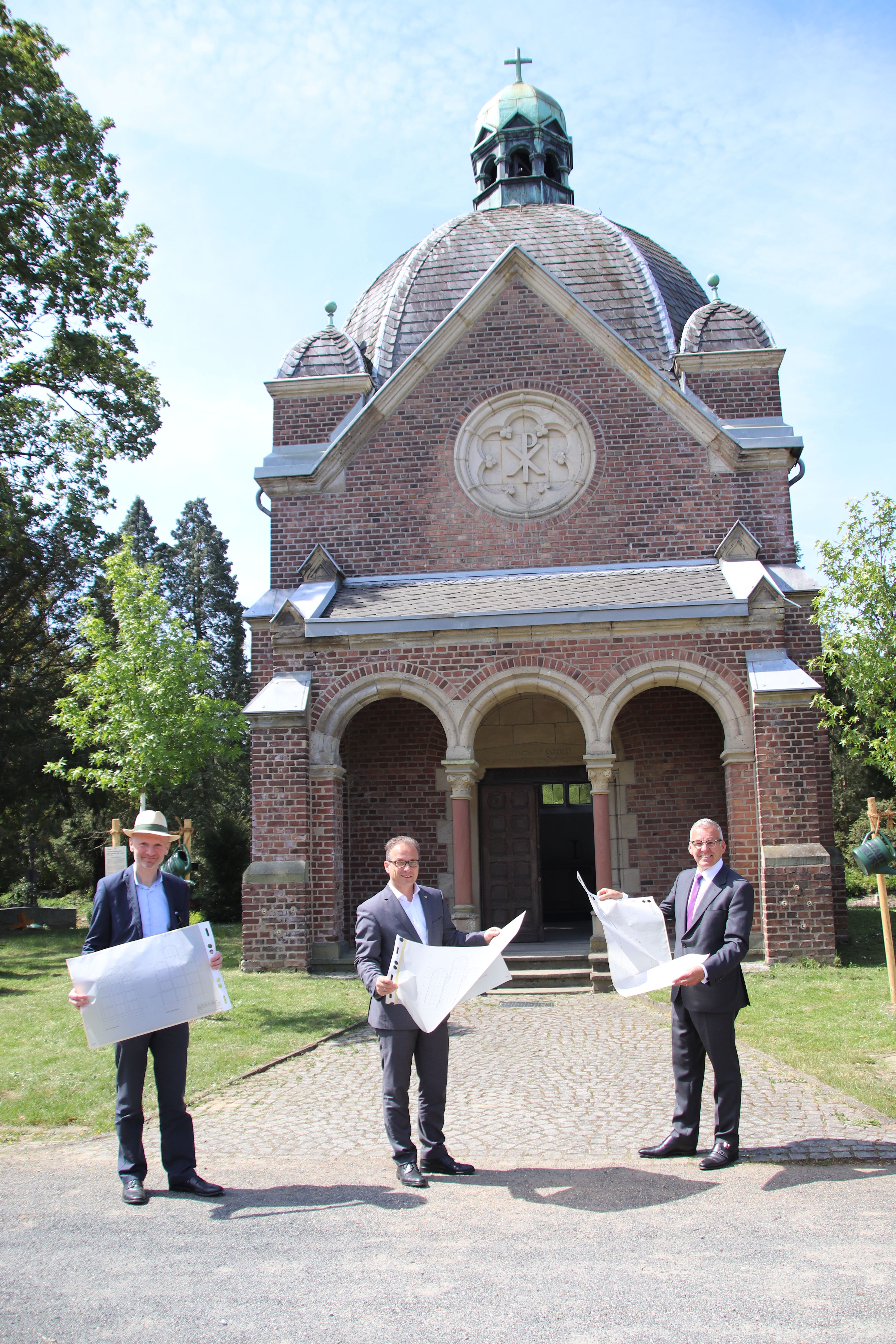 BM Reiner Breuer (Mitte), Beigeordneter Dr. Matthias Welpmann (links) und Markus Jansen.jpg