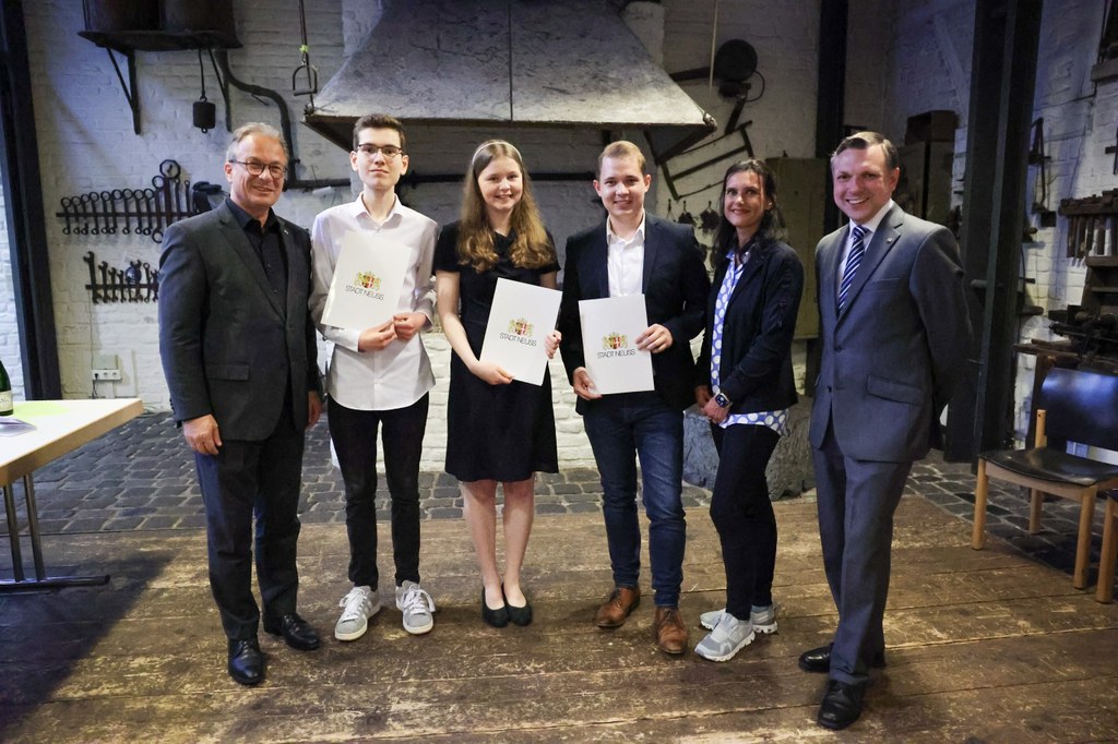 Kunstförderpreisverleihung 2023 Bürgermeister Reiner Breuer; 1. Kunstförderpreisträger 2023 Johannes Simon Schmid; 2. Kunstförderpreisträgerin 2023 Emilia Mandla; Sonderpreisträger 2023 Daniel März; Ursula Platen, Beigeordnete für Jugend, Bildung und Kultur; Michael Ziege, Vorsitzender des Kulturausschusses (v. l. n. r.)