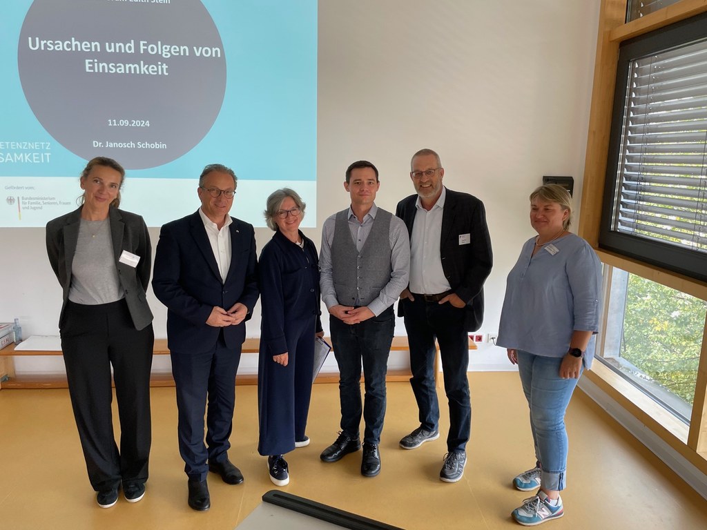 v.l.n.r. Seniorenbeauftragte Gudrun Jüttner, Bürgermeister Reiner Breuer,  Gabi Becker vom Familienforum Edith Stein, Referent Dr. Janosch Schobin, Joachim Braun vom Familienforum Edith Stein und Karin Kalina vom Regionalbüro Alter, Pflege und Demenz