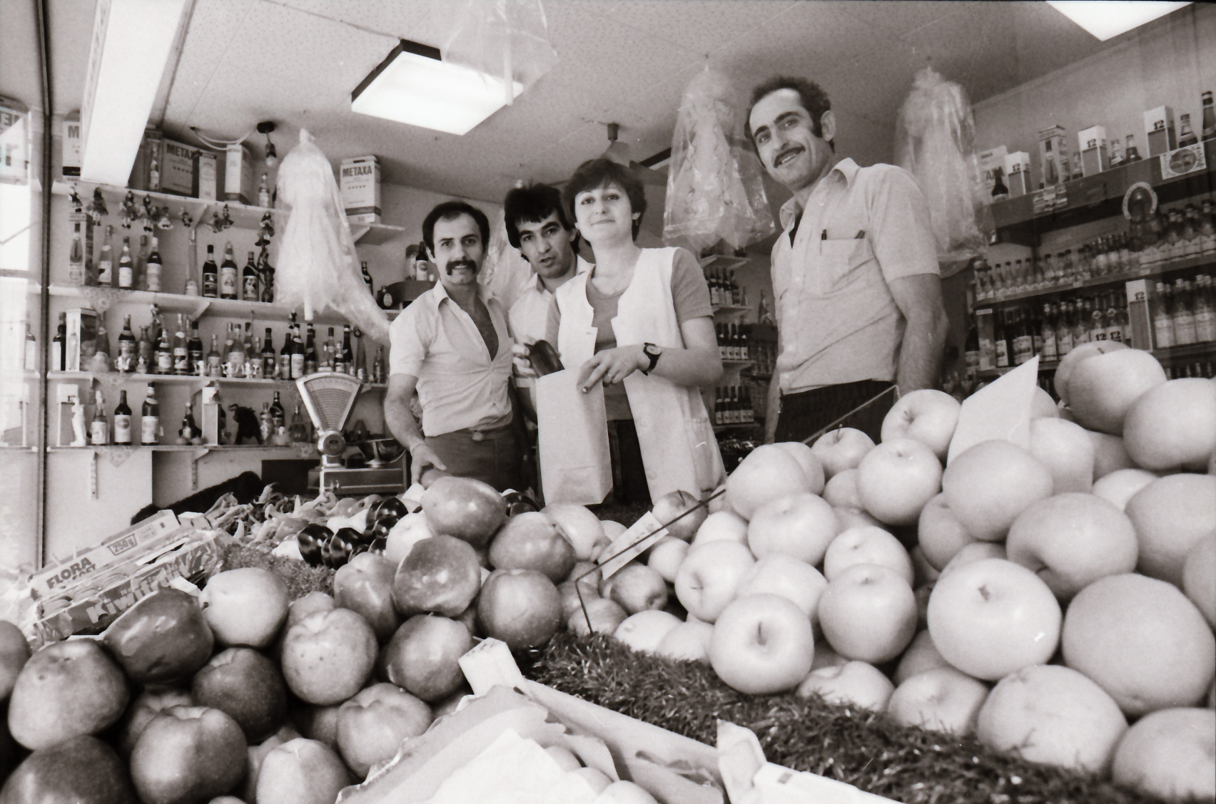 Griechisches Lebensmittelgeschäft in der Münsterstraße, 1979