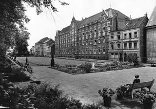 Ansicht des Hauptgebäudes von der Promenade aus