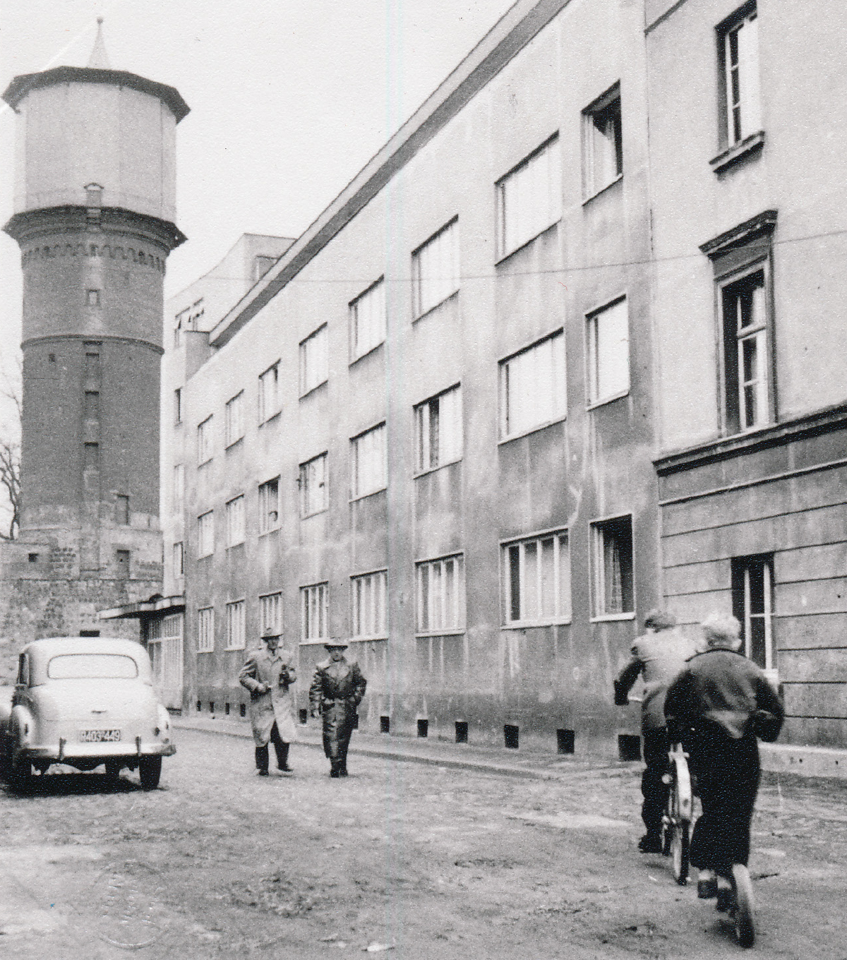 Windmühlenturm aus Richtung der Windmühlengasse mit dem sogenannten „Stahlhaus“