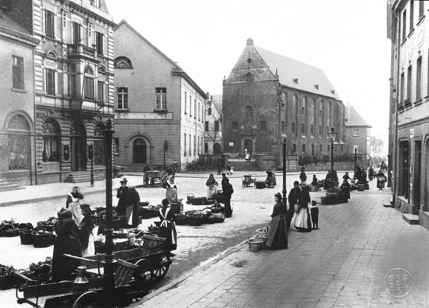 Markt mit Kaufhaus und Zeughaus