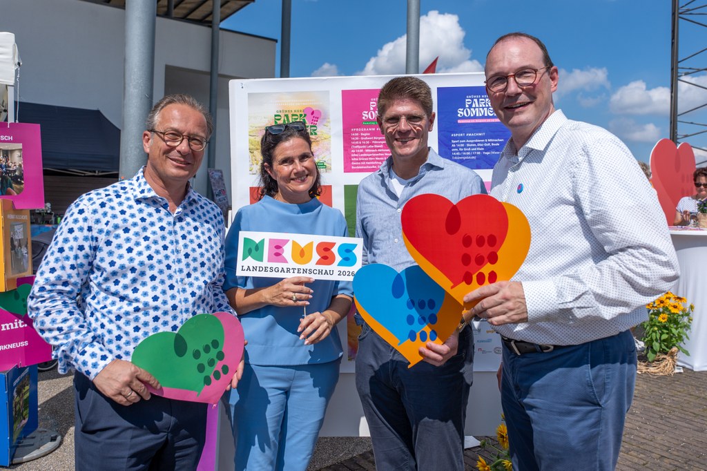 Foto: Stadt Neuss - v.l.n.r.: Bürgermeister Reiner Breuer, Sandra Maria Breuer, Marcus Longerich (beide Grünes Herz - Bürgerpark Neuss e.V.), Christoph Hölters (Beigeordneter für Planung und Mobilität der Stadt Neuss)