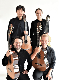 Buck Wolters, Denis Schmitz und das Quartett Rheinsaiten spielen ein abwechslungsreiches Programm durch die Welt der klassischen Gitarre. Der Eintritt ist frei.