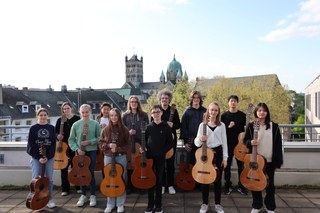 Das Gitarrenorchester der Musikschule Neuss unter der Leitung von Iñaki Ochoa Moreno präsentiert Gitarrenmusik aus verschiedenen Ländern.