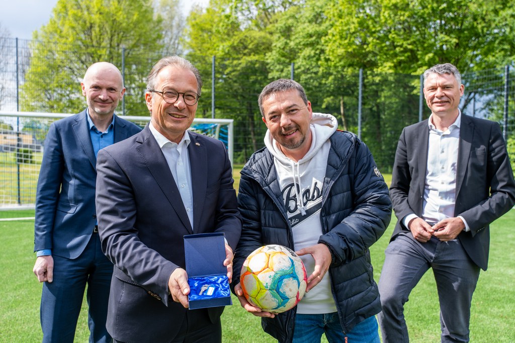 Foto: Stadt Neuss (v.l.n.r.: Sportdezernent Dr. Matthias Welpmann, Bürgermeister Reiner Breuer, Philip Junker vom SV Germania Grefrath 1926, Vorsitzender des städtischen Sportausschusses Dr. Jörg Geerlings MdL)