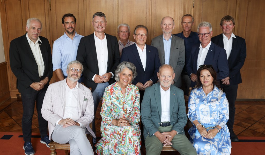 Foto: Stadt Neuss - Gruppenfoto mit Preisträger Christoph Buchbender (zweiter, unten rechts) bei der Verleihung der Sportehrengabe im Neusser Rathaus.