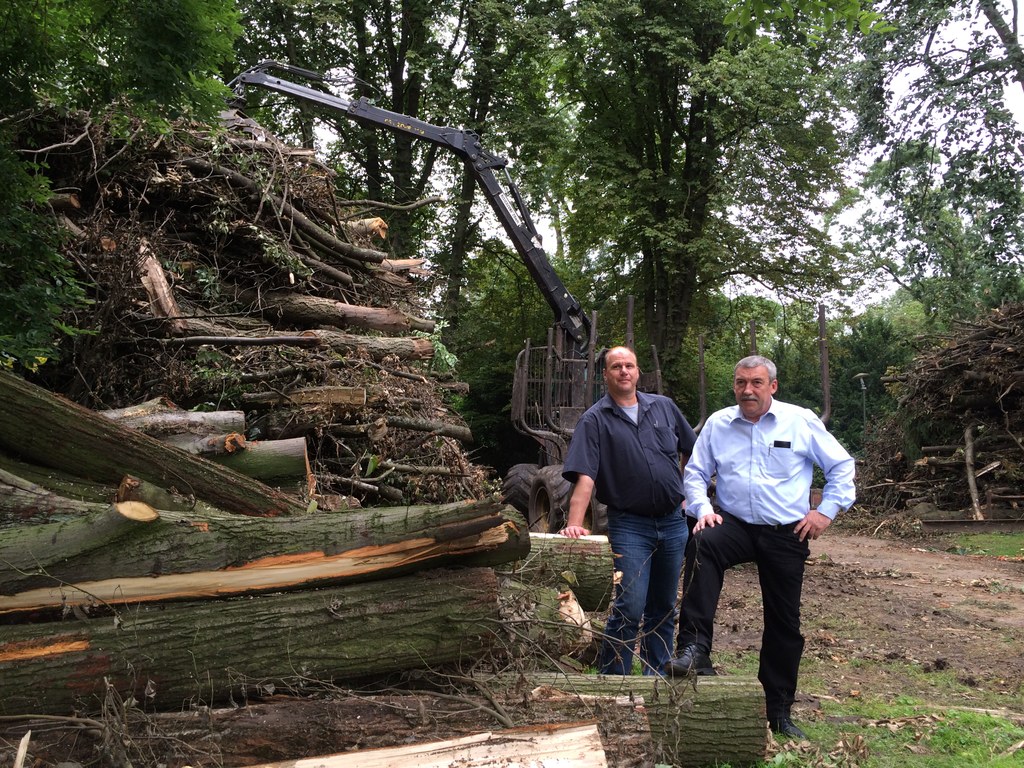 Peter Parmentier und Rudolf Westermann vom Neusser Grünflächenamt bei den Aufräumarbeiten im Stadtgarten.