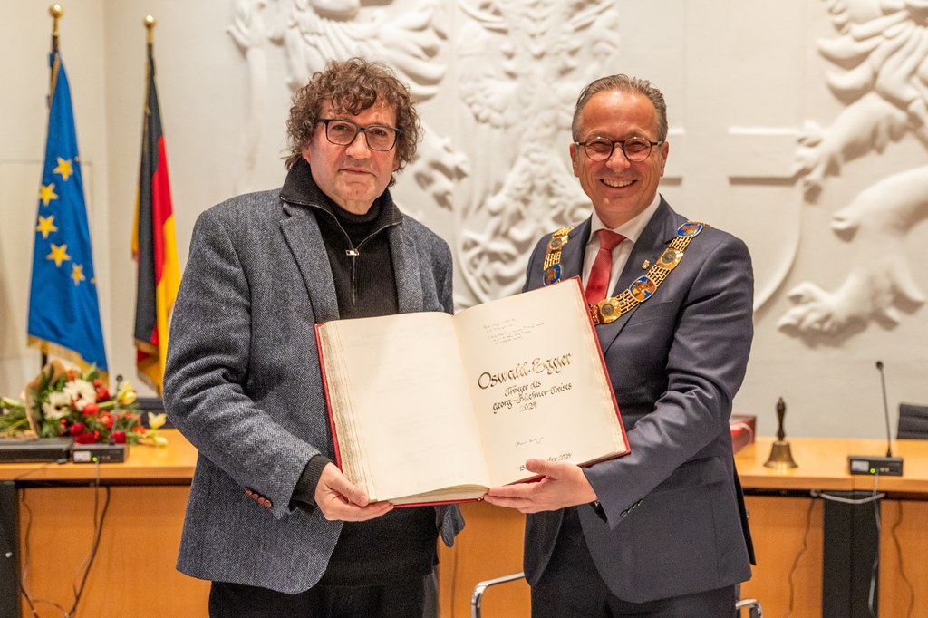 Oswald Egger trägt sich in das Goldene Buch der Stadt ein