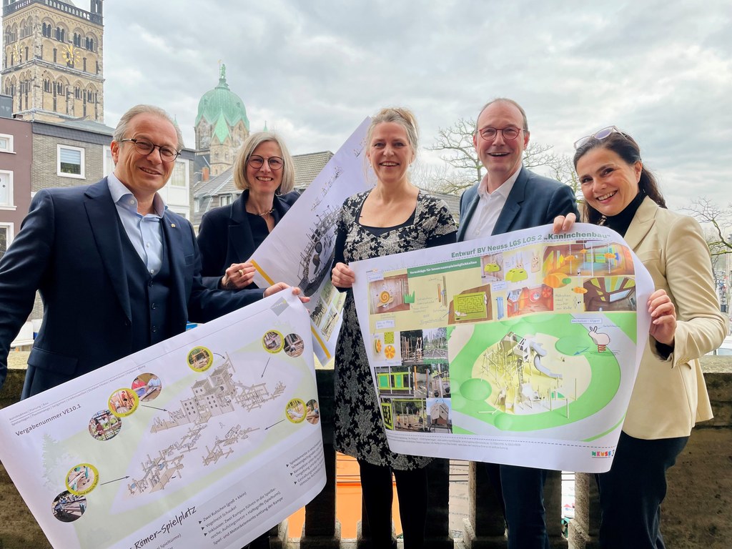 Freuen sich über die gelungenen Kinderspielplatzpläne: Bürgermeister Reiner Breuer, Annette Nothnagel und Bernadette Schnatmann, LAGA GmbH, Christoph Hölters, Beigeordneter Stadt Neuss, Sandra Maria Breuer, Grünes Herz e.V.