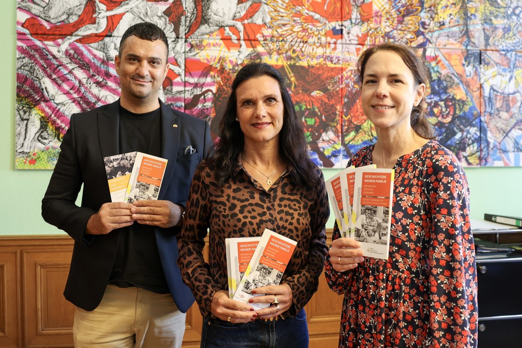 (v.l.n.r.): Deniz Elbir, Beauftragter für Diversität, Integration und Antirassismus der Stadt Neuss; Ursula Platen,  Beigeordnete für Jugend, Bildung und Kultur; Dr. Annekatrin Schaller, Stadtarchivarin